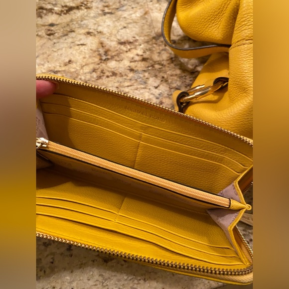 MICHAEL KORS DESIGNER HANDBAG WITH MATCHING WALLET - Picture 9 of 9